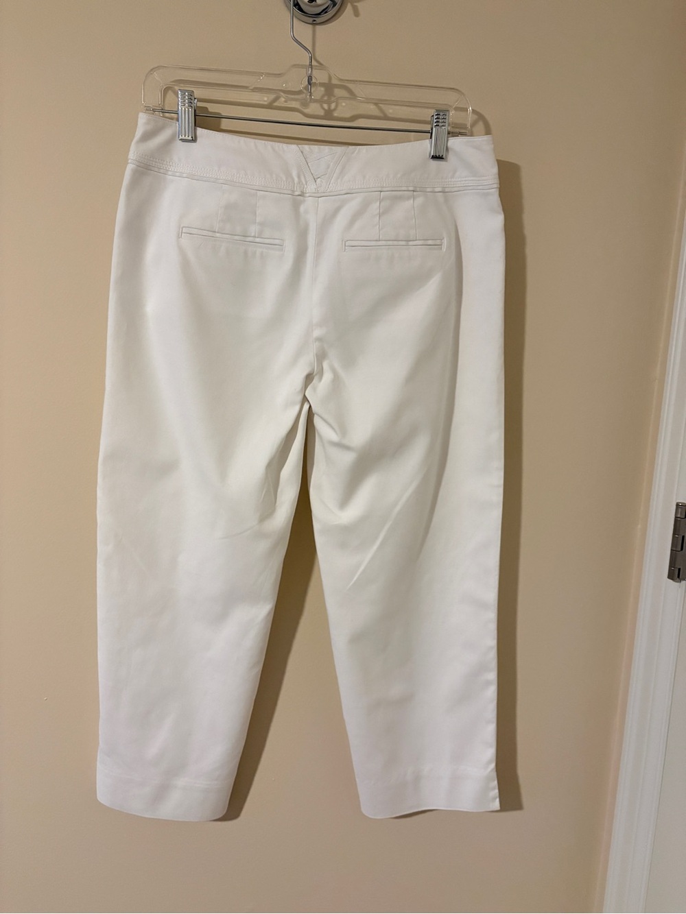 White House Black Market Women's White Capris - Picture 2 of 3